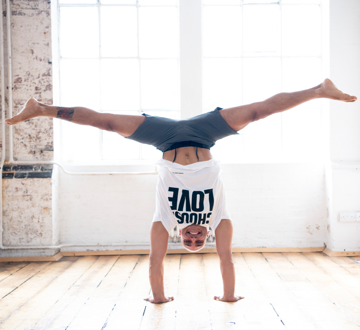 Richard Meer Handstand - Karmi Blog